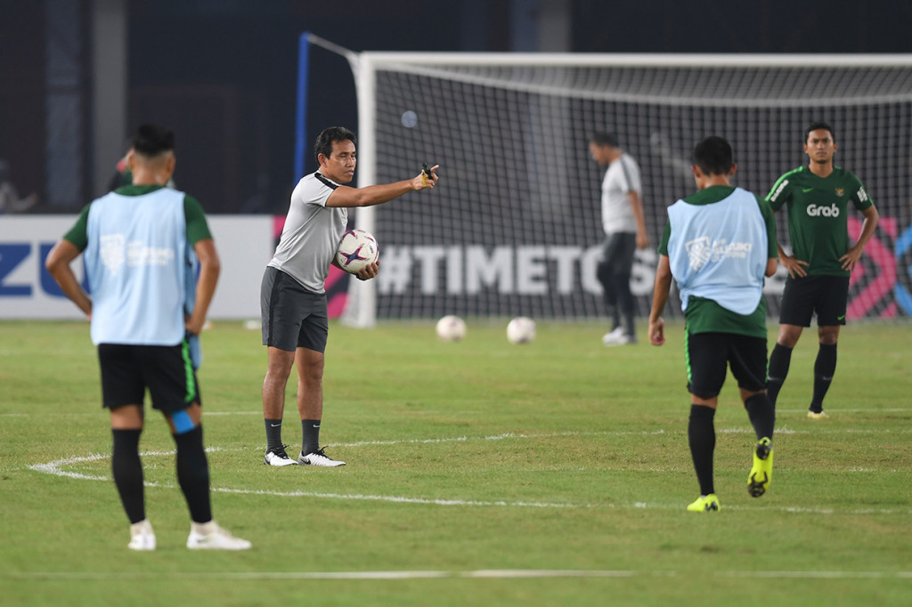 Pelatih Indonesia Bima Sakti (kedua kiri) memberikan instruksi dalam sesi latihan menjelang laga lanjutan Piala AFF 2018 melawan Timor Leste, di Stadion Utama Gelora Bung Karno, Jakarta.