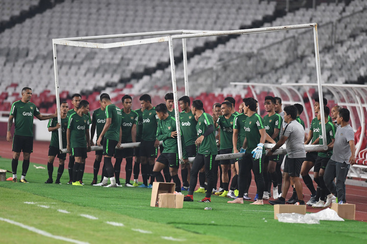 Sejumlah pesepak bola Indonesia mengangkat gawang dalam sesi latihan menjelang laga lanjutan Piala AFF 2018 melawan Timor Leste, di Stadion Utama Gelora Bung Karno, Jakarta.