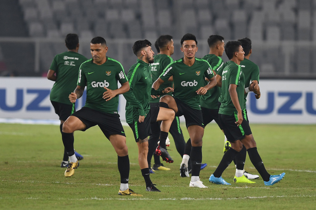 Sejumlah pesepak bola Indonesia berlatih menjelang laga lanjutan Piala AFF 2018 melawan Timor Leste, di Stadion Utama Gelora Bung Karno, Jakarta.