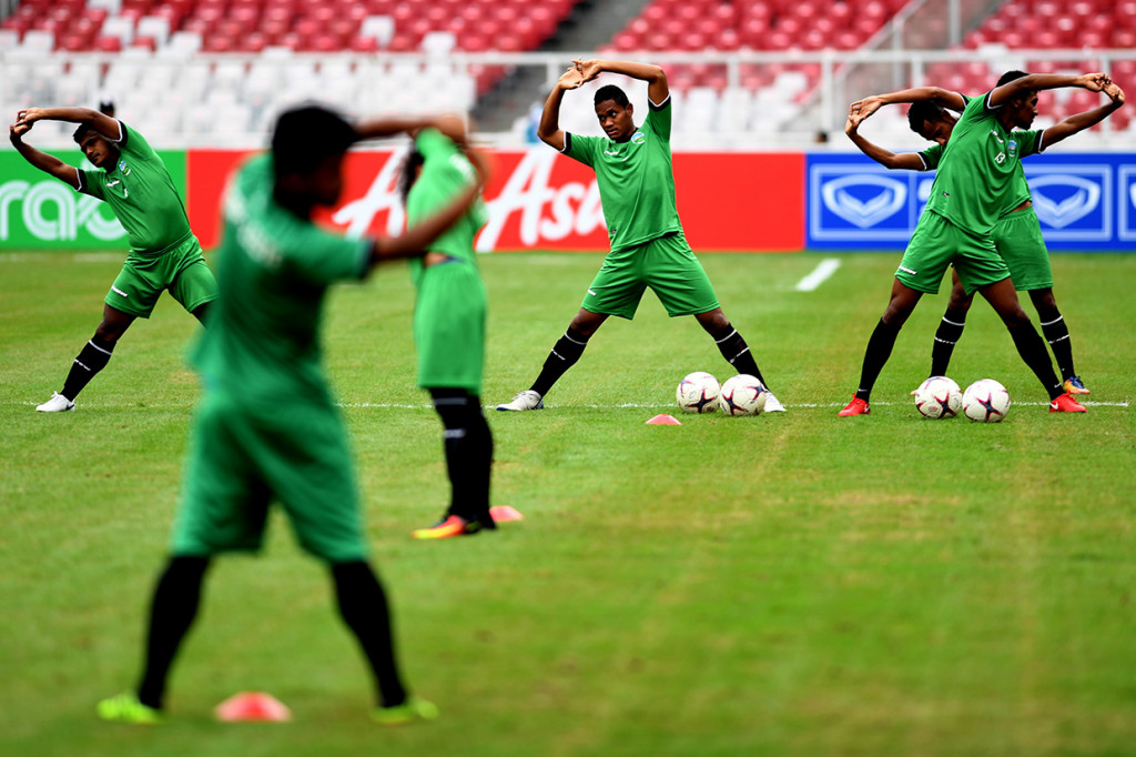 Timnas Timor Leste juga menggelar latihan di hari yang sama. Latihan resmi Timor Leste diawali dengan peregangan otot. Kemudian mereka melakukan pasing-pasing panjang dan pendek. 