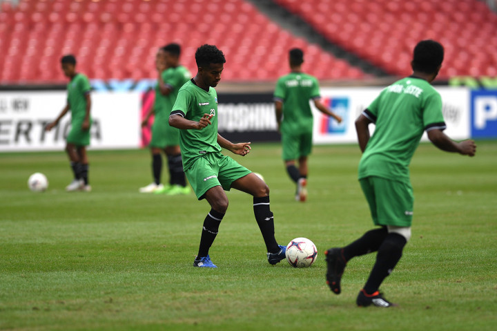 Sejumlah pesepak bola Timor Leste berlatih menjelang laga lanjutan Piala AFF 2018 di Stadion Utama Gelora Bung Karno, Jakarta.
