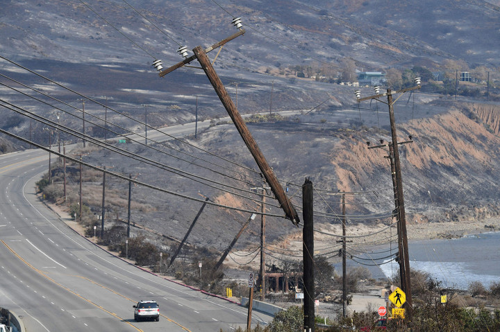 Woolsey Fire yang melalap wilayah California Selatan dilaporkan telah menghanguskan area seluas 34.600 hektare dan sejauh ini baru 15 persen area yang berhasil dipadamkan. Afp Photo/Robyn Beck
