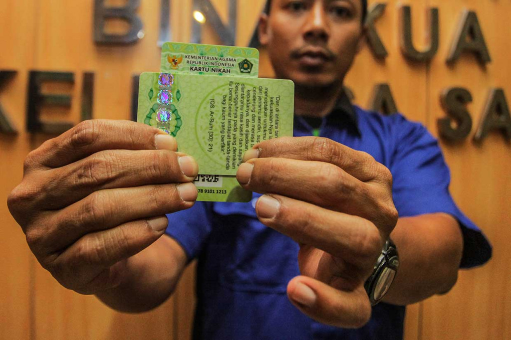 Kemenag secara resmi meluncurkan kartu nikah dengan kode quick response (QR) yang dapat dibaca dengan menggunakan barcode atau QR scanner. Kartu nikah tersebut diluncurkan karena maraknya pemalsuan buku nikah, dan akan segera diterbitkan pada akhir November mendatang.