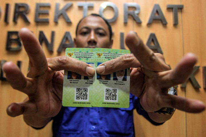 Menteri Agama Lukman Hakim Saifuddin mengatakan keberadaan kartu nikah yang baru diluncurkan tidak akan menghapus buku nikah. 