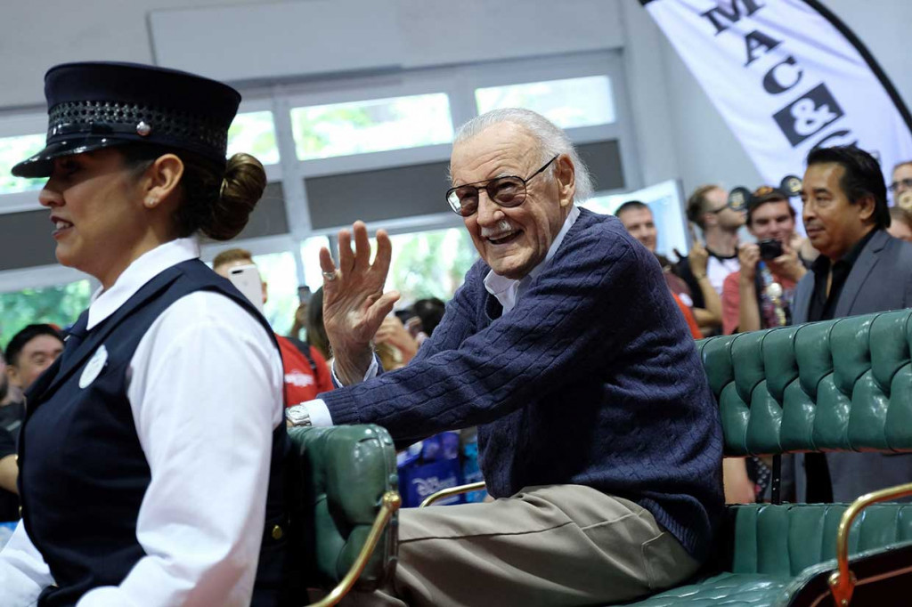 Lee muncul dalam peran cameo di sebagian besar film Marvel. Dia menarik seorang gadis yang akan tertimpa reruntuhan di 'Spider-Man' (2002), lalu jadi MC di strip club di 'Deadpool' (2016). Di film 'Black Panther', yang memperlihatkan pahlawan super berkulit hitam karya Lee, dia menjadi pengunjung kasino.