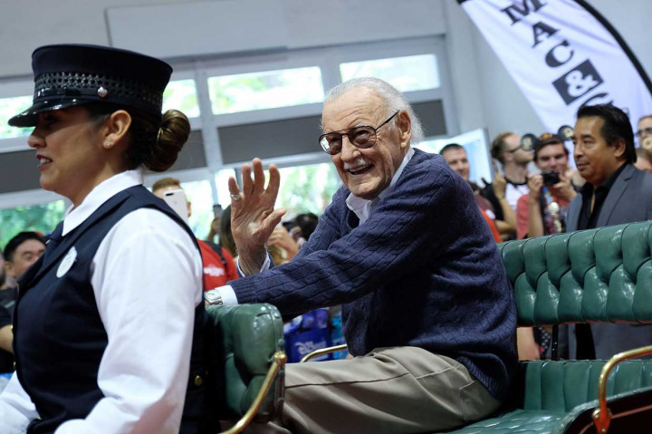 Lee muncul dalam peran cameo di sebagian besar film Marvel. Dia menarik seorang gadis yang akan tertimpa reruntuhan di 'Spider-Man' (2002), lalu jadi MC di strip club di 'Deadpool' (2016). Di film 'Black Panther', yang memperlihatkan pahlawan super berkulit hitam karya Lee, dia menjadi pengunjung kasino.