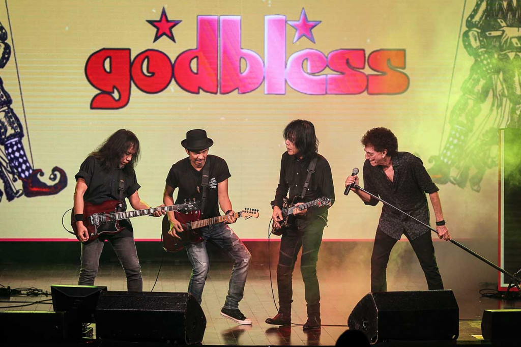 God Bless tampil selama sekitar 1,5 jam dengan membawakan 17 lagu dari berbagai era. 'Badut Badut Jakarta' menjadi lagu pembuka. Lagu-lagu lain yang mereka bawakan di antaranya 'Semut Hitam', 'Damai yang Hilang', 'Balada Sejuta Wajah', 'Huma di Atas Bukit', 'Menjilat Matahari', dan lainnya. 