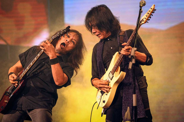 Dalam konser tersebut tampil juga Zahedi Riza alias Eet Sjahranie, gitaris yang sempat bergabung dengan God Bless. Mereka membawakan lagu 'Srigala Jalanan' yang memang turut diciptakan Eet. 