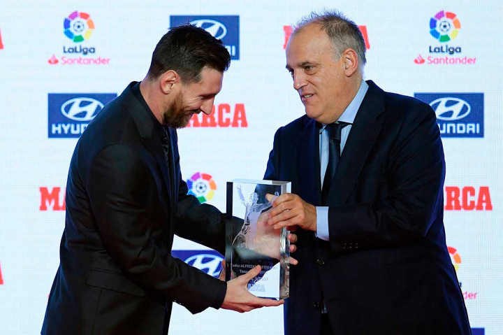 Pemain Barcelona Lionel Messi menerima trofi Alfredo Di Stefano Award dari Presiden La Liga Javier Tebas, setelah dinobatkan sebagai Pemain Terbaik La Liga musim 2017/2018, Senin, 12 November 2018 waktu setempat. 