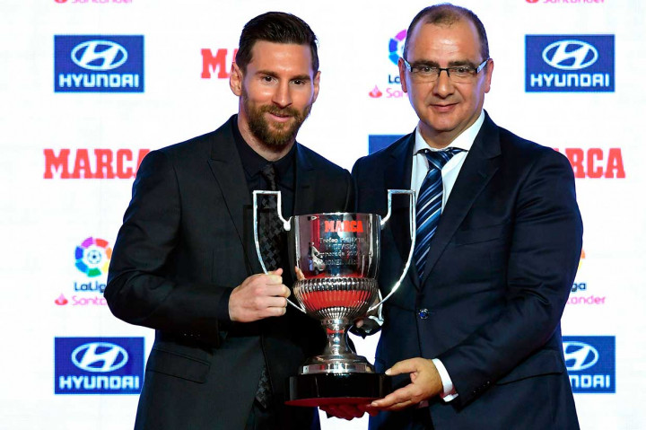 Messi juga memperoleh penghargaan bergengsi El Pichichi sebagai pencetak gol terbanyak di La Liga

 musim lalu dengan 34 gol dari 36 penampilannya bersama Barcelona. Ini merupakan gelar ke-5 sepanjang karirnya, setelah sebelumnya dia raih pada musim 2009/10, 2011/12, 2012/13, dan 2016/17.