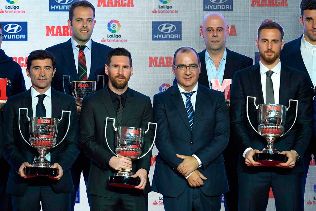 Direktur jurnal olahraga Marca, Juan Ignacio Gallardo (keempat kiri) berfoto bersama dengan para peraih penghargaan. 