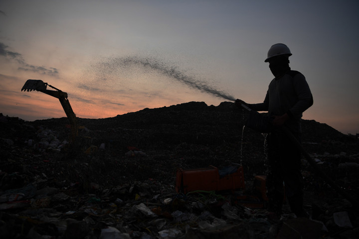 Selain itu setiap sore hari setelah para pemulung meninggalkan TPA, para pekerja di TPA tersebut menyemprot dengan IM6 untuk menekan bau dan untuk air limbah sampah atau air lindi diolah menjadi air bersih.