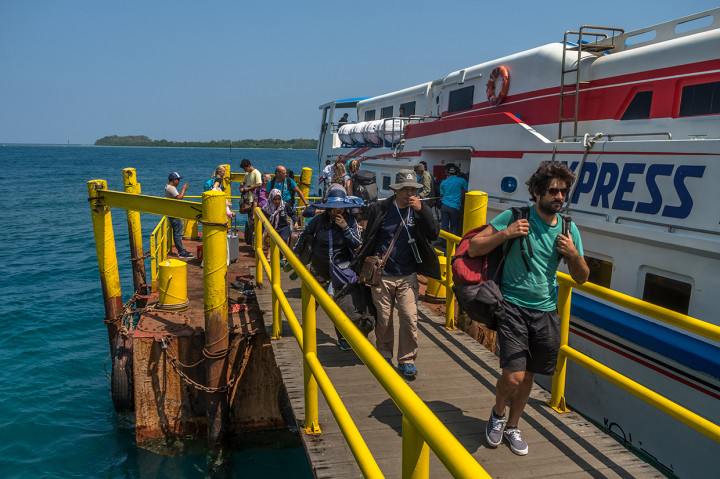 Para wisatawan dapat menggunakan beberapa alternatif transportasi menuju Karimunjawa. Yang paling umum digunakan adalah kapal express dari Semarang dan Jepara. Dari Pelabuhan Tanjung Emas, Semarang, kapal Kartini I (kapal cepat) berangkat setiap Sabtu dan kembali dari Karimunjawa setiap Minggu dengan lama penyeberangan 2-3 jam.