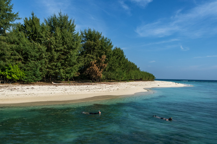 Kepulauan yang terletak di utara pulau jawa ini termasuk wilayah administratif Kabupaten Jepara. Terdapat 27 pulau dengan luas daratan kurang lebih 1.500 hektare dan perairan seluas 110.000 hektare.