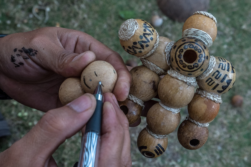 Sebagai cenderamata, wisatawan dapat mencari kerajinan berbahan kayu-kayu khas Karimunjawa antara lain dewandaru, setigi, dan kalimasada.