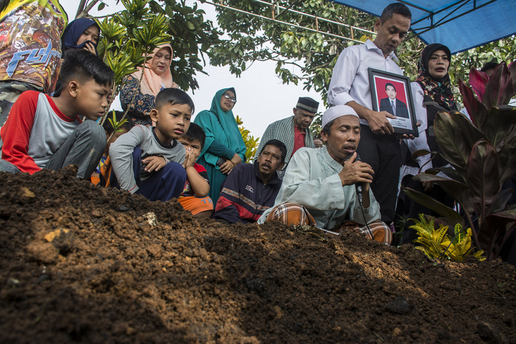 Sejumlah keluarga dan kerabat berdoa di makam korban jatuhnya pesawat Lion Air JT 610 Firmansyah Akbar di TPU Desa Nagrak, Cisaat, Sukabumi, Jawa Barat.