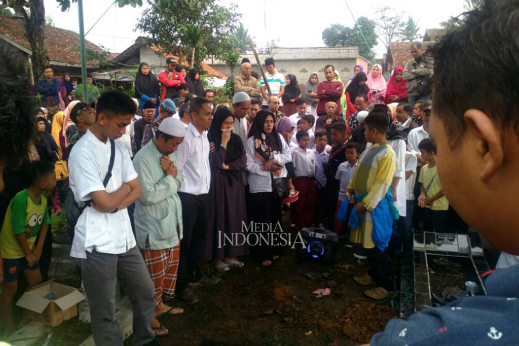 Selain kerabat dan tetangga, terlihat pula rekan kerja Firman dari kantor pusat Direktorat Jenderal Pajak (DJP) oleh Kasubdit Penegakan Hukum, Kanwil Jawa Barat 1 Bandung oleh Kakanwil DJP Jawa Barat 1 dan dari KKP Sukabumi.