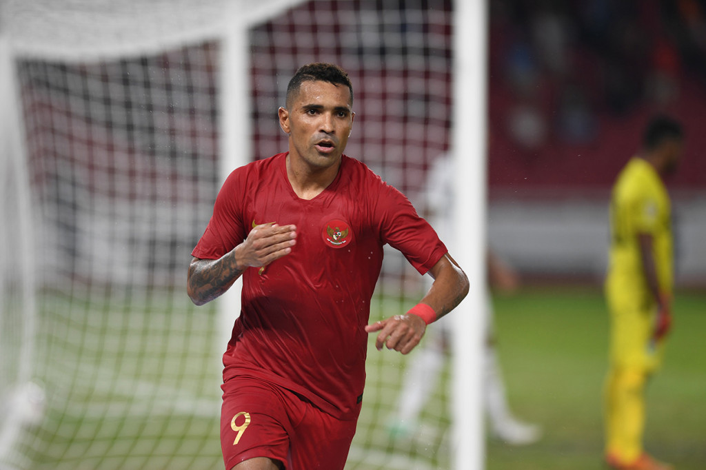 Pesepak bola Indonesia Alberto Goncalves berselebrasi usai mencetak gol ke gawang Timor Leste dalam laga lanjutan Piala AFF 2018 di Stadion Utama Gelora Bung Karno, Jakarta.