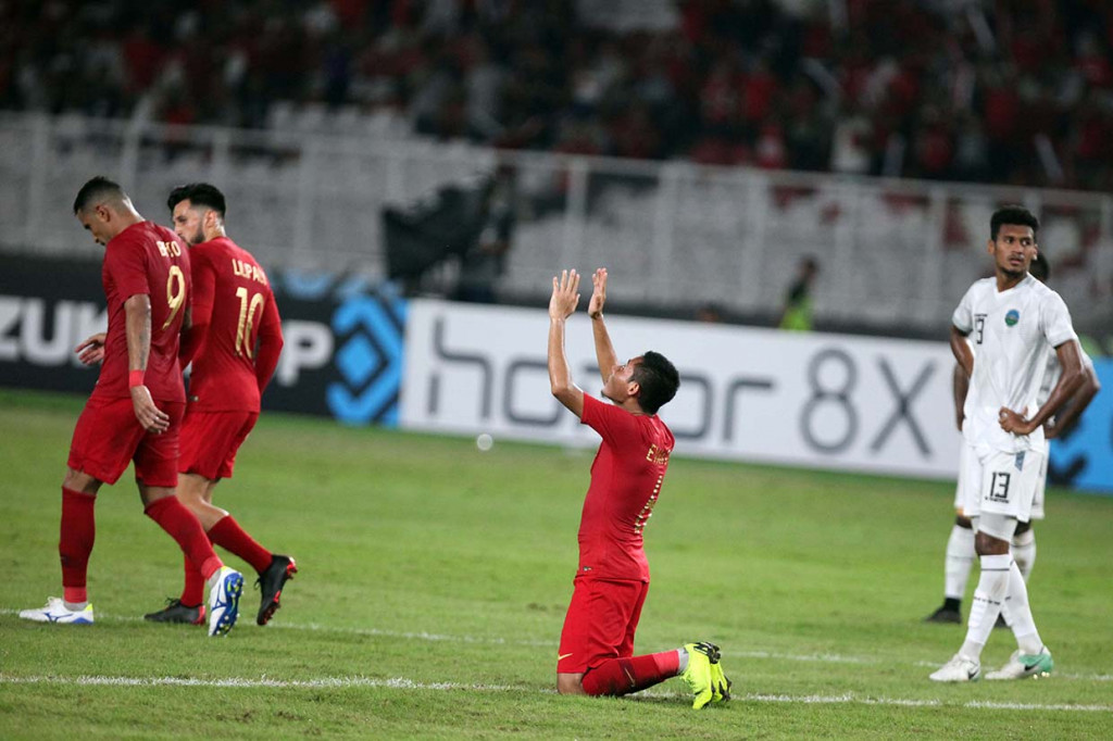 Para pesepak bola Indonesia merayakan gol ke gawang Timor Leste yang dicetak Alberto Goncalves pada pertandingan penyisihan Piala AFF Grup B di Stadion Utama Gelora Bung Karno, Senayan, Jakarta.