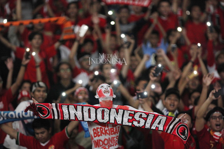 Suporter memberikan dukungan kepada timnas Indonesia yang melawan timnas Timor Leste dalam penyisihan grub B Piala AFF 2018 di Stadion Utama Gelora Bung Karno, Jakarta.