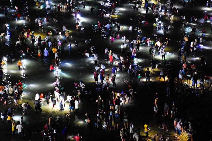 Mandalika, konon berasal dari nama putri cantik yang dirindukan banyak pangeran dan pemuda yang ingin menyuntingnya. Daripada menimbulkan konflik perpecahan sang putri memilih menceburkan diri di pantai Seger. Hingga kini, setiap tahun masyarakat Lombok Tengah merayakan upacara Bau Nyale, yaitu ritual mencari cacing laut yang dipercaya sebagai jelmaan dari Putri Mandalika.