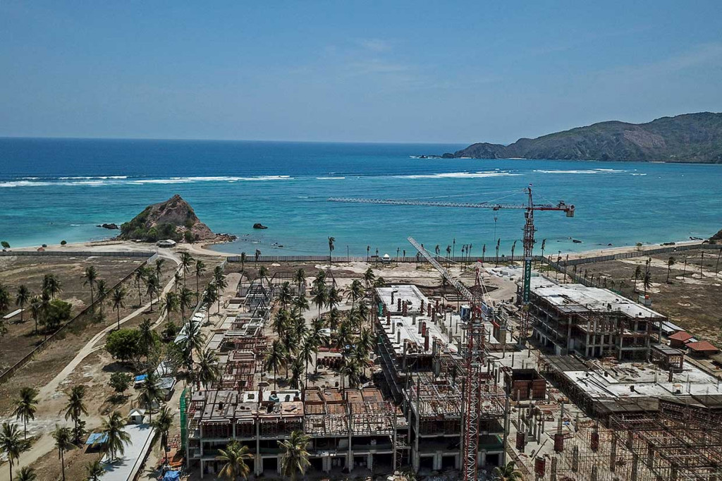 Dengan area seluas 1.035,67 hektar menghadap Samudera Hindia, KEK Mandalika diharapkan dapat mengakselerasi sektor perekonomian melalui pariwisata di Provinsi Nusa Tenggara Barat yang sangat potensial. Delapan investor tertarik membangun hotel atau resort di KEK Mandalika pada tahap awal dengan total nilai investasi mencapai Rp 13 triliun.