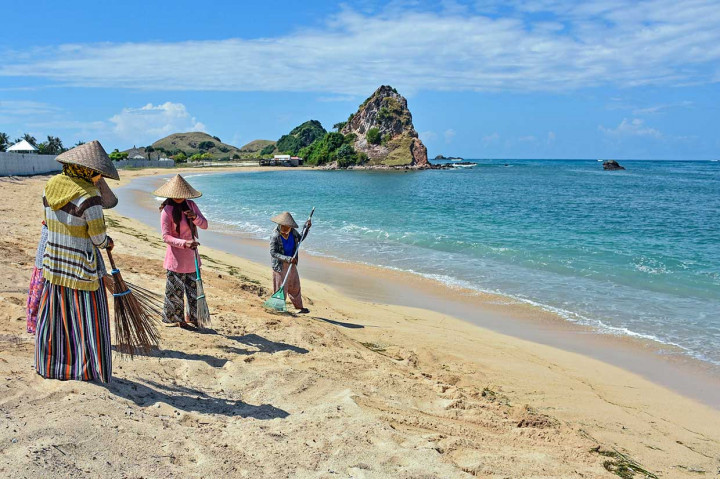 Hal tersebut akan berdampak positif bagi masyarakat sekitar, yakni terbukanya lapangan kerja untuk restoran, homestay, hotel, serta karyawan yang bekerja di kawasan KEK Mandalika. Presiden Jokowi memprediksi KEK Mandalika membutuhkan sekitar 58 ribu orang pekerja.