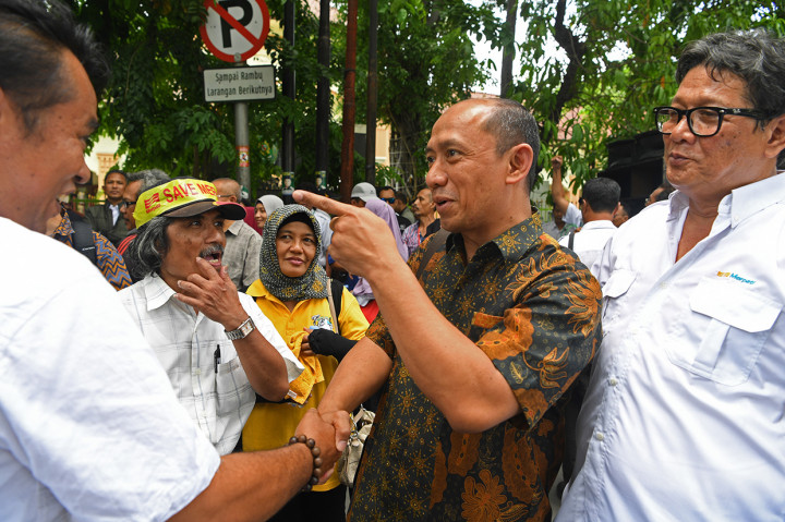 Direktur Utama Merpati Asep Ekanugraha (tengah) menyapa sejumlah mantan karyawan PT Merpati Nusantara Airlines (Persero) seusai menjalani sidang di depan Pengadilan Negeri (PN) Surabaya, Jawa Timur.