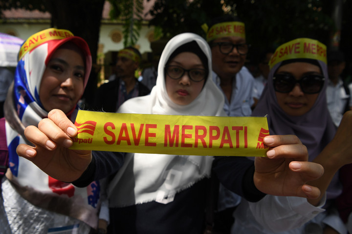 Maskapai penerbangan pelat merah ini diketahui mati suri sejak 1 Februari 2014 silam karena tekanan finansial. Pada akhir tahun lalu, perusahaan memiliki beban utang kepada sejumlah kreditur sebesar Rp10,72 triliun.
