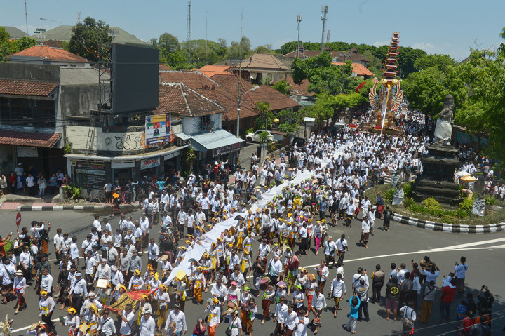 Suasana iring-iringan jenazah tokoh Puri (kerajaan) Denpasar Ida Anak Agung Ayu Oka Pemecutan saat prosesi Ngaben di Denpasar.
