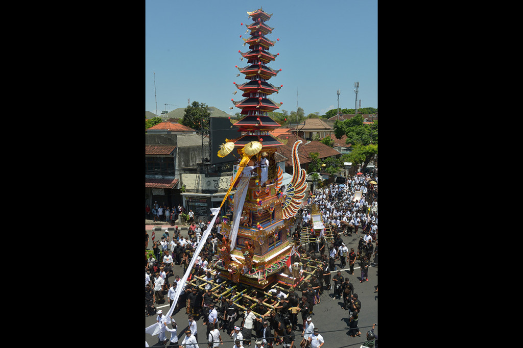 Ribuan warga mengarak 