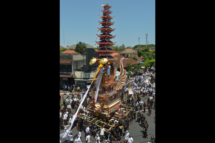 Ribuan warga mengarak 