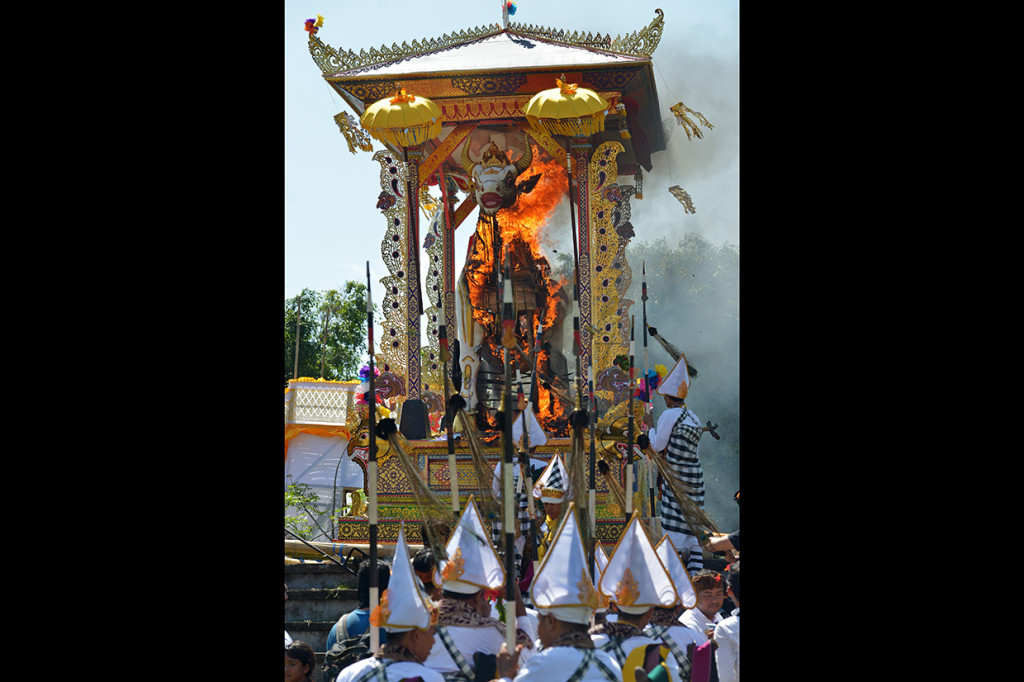 Sejumlah seniman memberi doa-doa bagi arwah tokoh Puri (kerajaan) Denpasar Ida Anak Agung Ayu Oka Pemecutan dalam upacara Ngaben di Denpasar.
