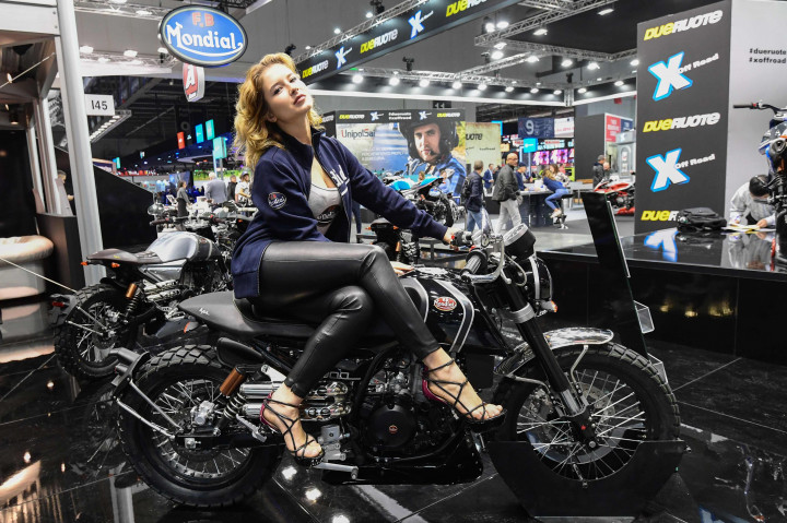 Foto model berpose di atas FB Mondial yang tampil berotot. 