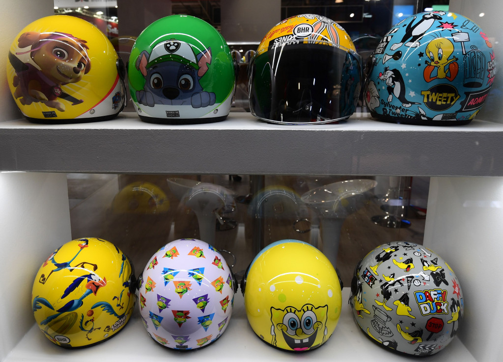 Helm dengan motif karakter lucu ini sedang digandrungi di Eropa. Padahal di Indonesia sudah sejak bertahun-tahun lalu jadi trend. 