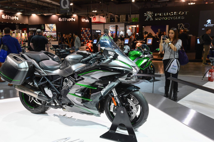 Walau punya W-series yang bergaya retro, di dalam tahunan bergengsi ini Kawasaki mengedepankan superbike Ninja H2 SX full carbon. 