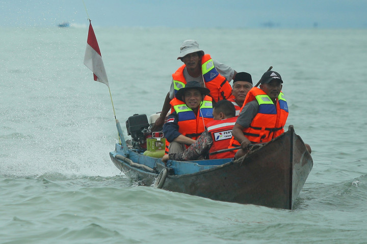 Wakil Menteri ESDM Arcandra Tahar (kiri) didampingi Walikota Tarakan Sofian Raga (Kanan) menaiki Perahu nelayan yang sudah menggunakan konverter kit LPG di Pelabuhan Perikanan Tengkayu II Tarakan Kalimantan Utara.
