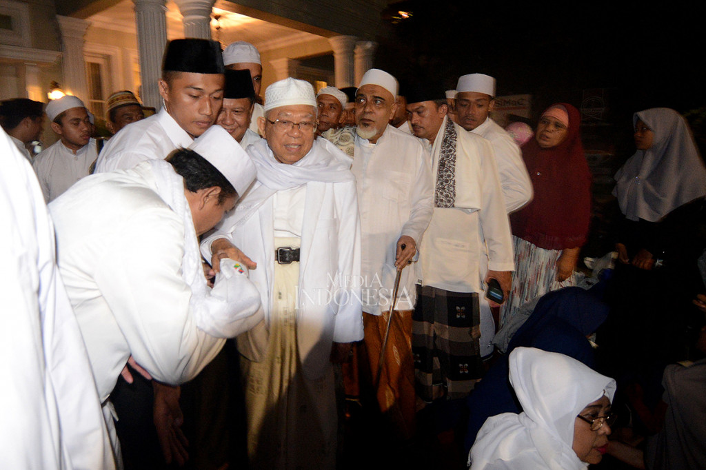 Calon Wakil Presiden KH. Ma'ruf Amin (kiri) didampingi Habib Abu Bakar bin Hasan Al Attas hadir menggelar peringatan Maulid Nabi Muhammad SAW di kediamannya di Jalan Situbondo, Jakarta.

