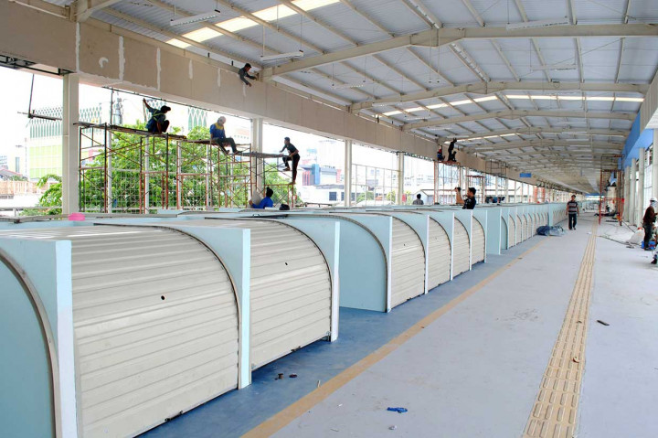 Sejumlah pekerja menyelesaikan pembangunan jembatan penyeberangan multiguna (skybridge) di kawasan Tanah Abang, Jakarta, Rabu, 14 November 2018. Antara Foto/Muhammad Zaki