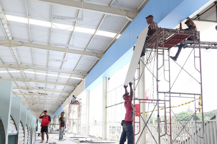 Peresmian jembatan multiguna tersebut tertunda karena Pemprov DKI harus mengakomodasi permintaan PT KAI, di antaranya adalah soal akses, keamanan, hingga penyediaan fasilitas toilet. Antara Foto/Muhammad Zaki