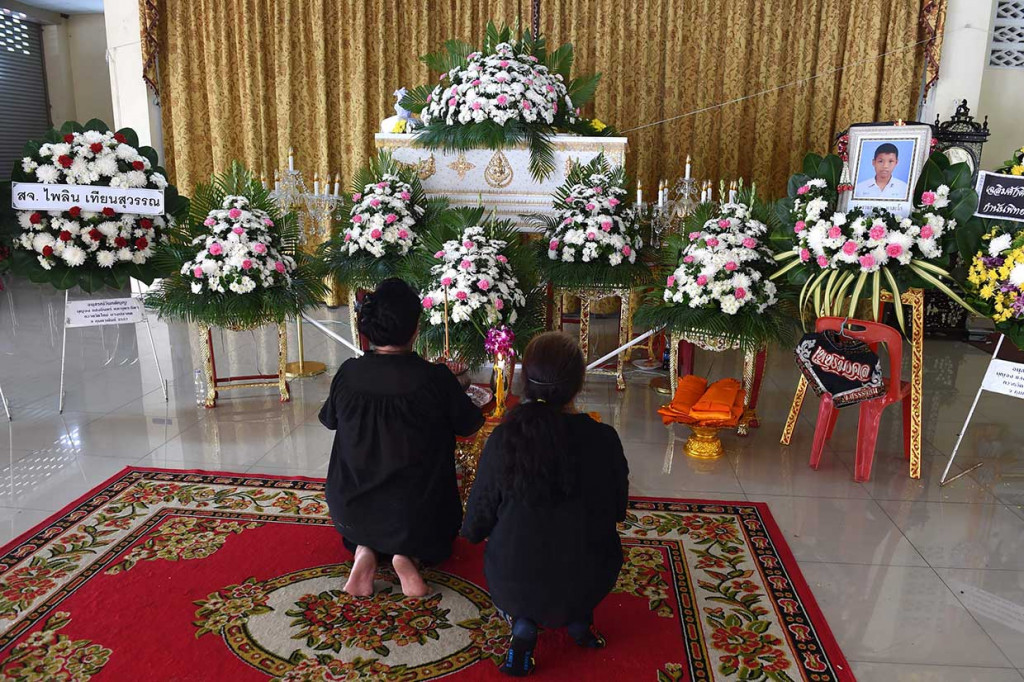 Para pelayat memberi penghormatan terakhir di depan peti mati atlet Muay Thai Anucha Tasako yang berusia 13 tahun, saat pemakamannya di sebuah kuil Buddha di Provinsi Samut Prakan pada Rabu, 14 November 2018.