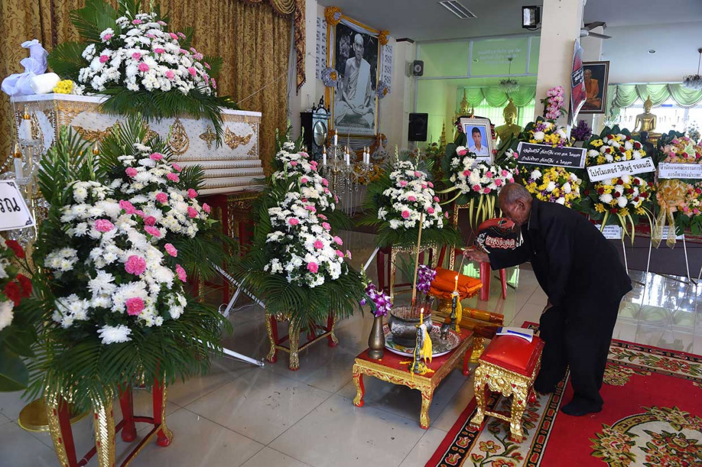 Anucha Tasako jatuh pingsan saat lawannya melakukan serangan bertubi-tubi pada sebuah laga amal yang digelar di Provinsi Samut Prakan, dekat Bangkok, Thailand, pada Sabtu, 10 April. Anucha kemudian dilaporkan meninggal. Menurut polisi setempat, atlet muda itu mengalami pendarahan pada otaknya.