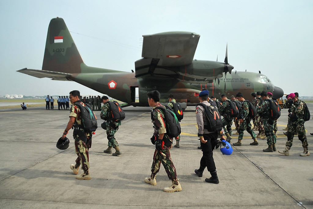 Sejumlah prajurit TNI dan Polri bersiap memasuki pesawat Hercules C-130 (A-1316) Skuadron 32 Lanud Abdul Rahman Saleh Malang ketika mengikuti terjun bebas (free fall) di Base Ops Lanudal Juanda Surabaya di Sidoarjo, Jawa Timur.