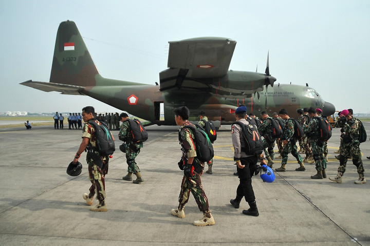 Sejumlah prajurit TNI dan Polri bersiap memasuki pesawat Hercules C-130 (A-1316) Skuadron 32 Lanud Abdul Rahman Saleh Malang ketika mengikuti terjun bebas (free fall) di Base Ops Lanudal Juanda Surabaya di Sidoarjo, Jawa Timur.