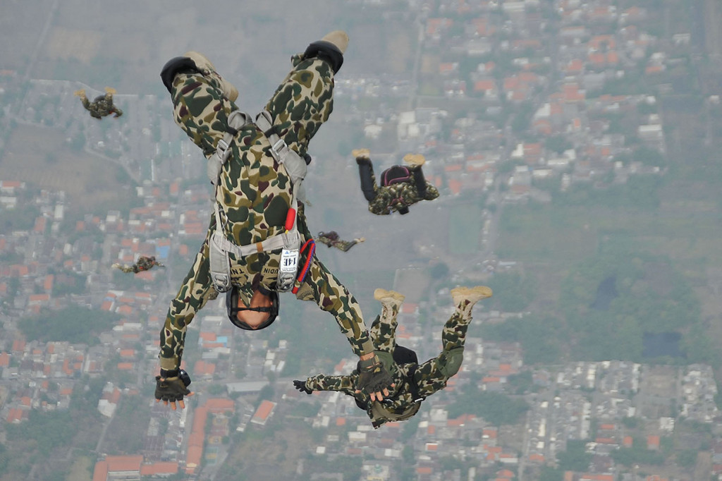 Terjun bebas diatas ketinggian 7.000 kaki tersebut diikuti sekitar 73 prajurit TNI dan Polri guna memperingati HUT ke-73 Korps Marinir. 