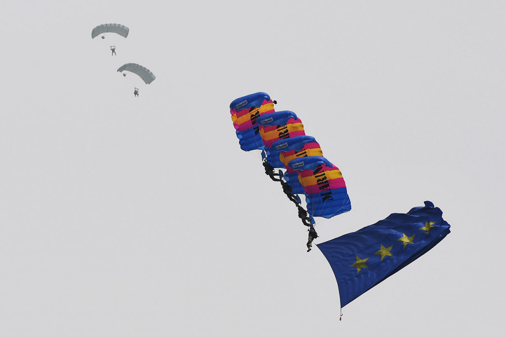 Penerjun payung melakukan atraksi di udara saat demontrasi terjun payung pada upacara HUT ke-73 Korps Marinir di Bumi Marinir Karangpilang, Surabaya, Jawa Timur.
