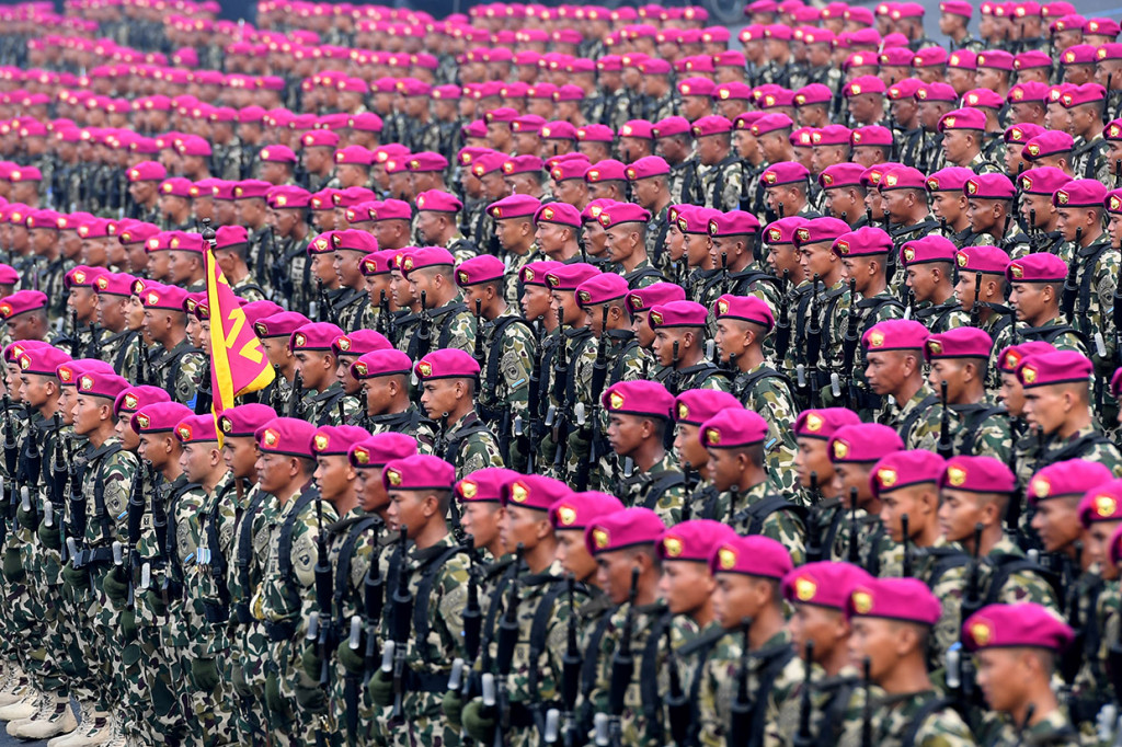 Ratusan prajurit Korps Marinir berbaris ketika mengikuti upacara HUT ke-73 Korps Marinir di Bumi Marinir Karangpilang, Surabaya, Jawa Timur.