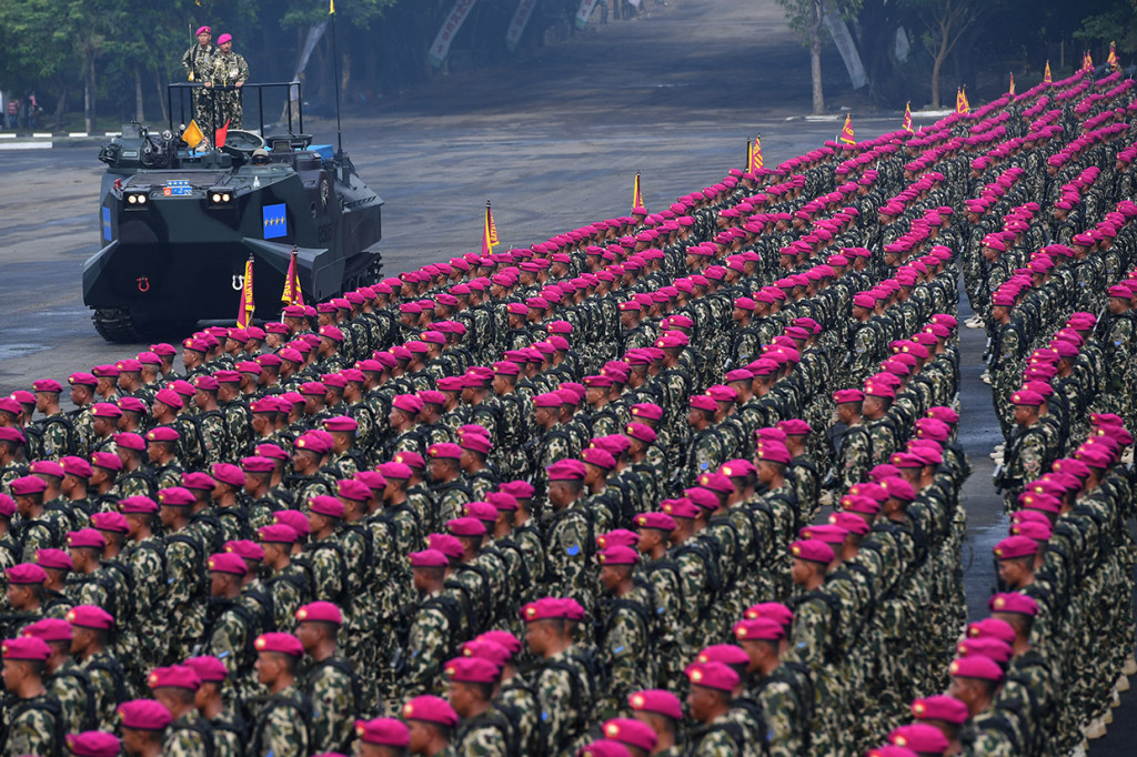 KSAL Laksamana TNI Siwi Sukma Adji (kedua kiri) meninjau pasukan saat upacara HUT ke-73 Korps Marinir di Bumi Marinir Karangpilang, Surabaya, Jawa Timur.
