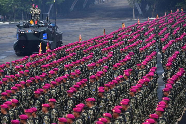 KSAL Laksamana TNI Siwi Sukma Adji (kedua kiri) meninjau pasukan saat upacara HUT ke-73 Korps Marinir di Bumi Marinir Karangpilang, Surabaya, Jawa Timur.
