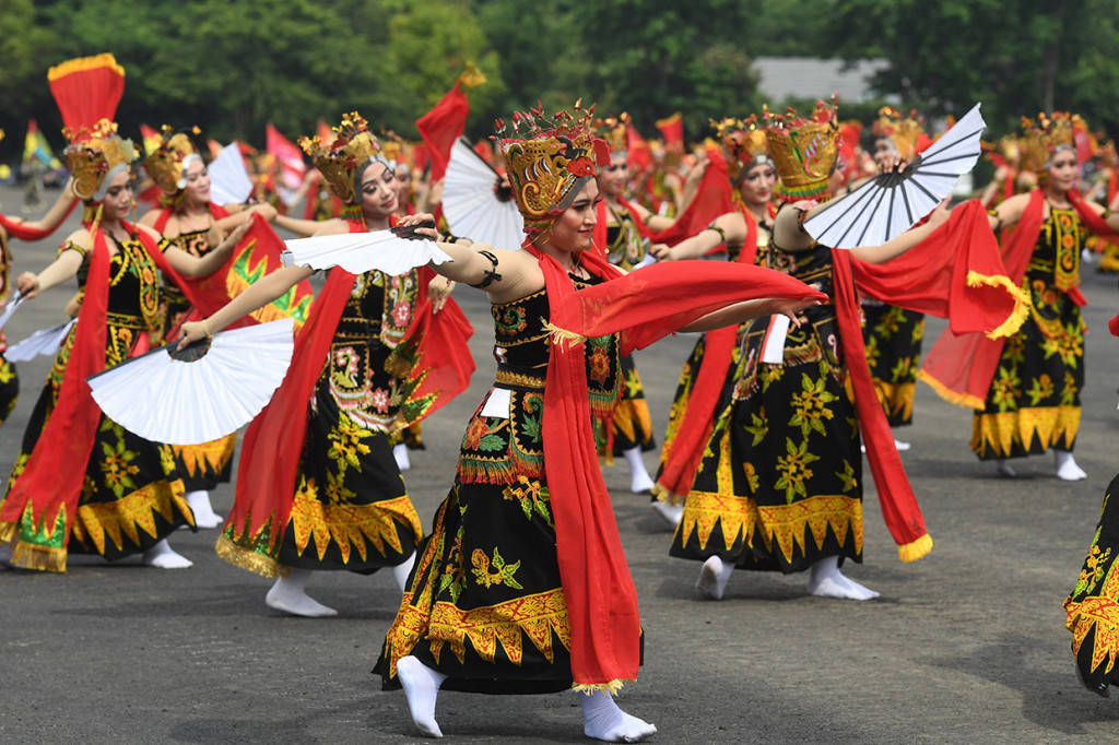 Penari menampilkan Tari Gandrung Sewu saat upacara HUT ke-73 Korps Marinir di Bumi Marinir Karangpilang, Surabaya, Jawa Timur.
